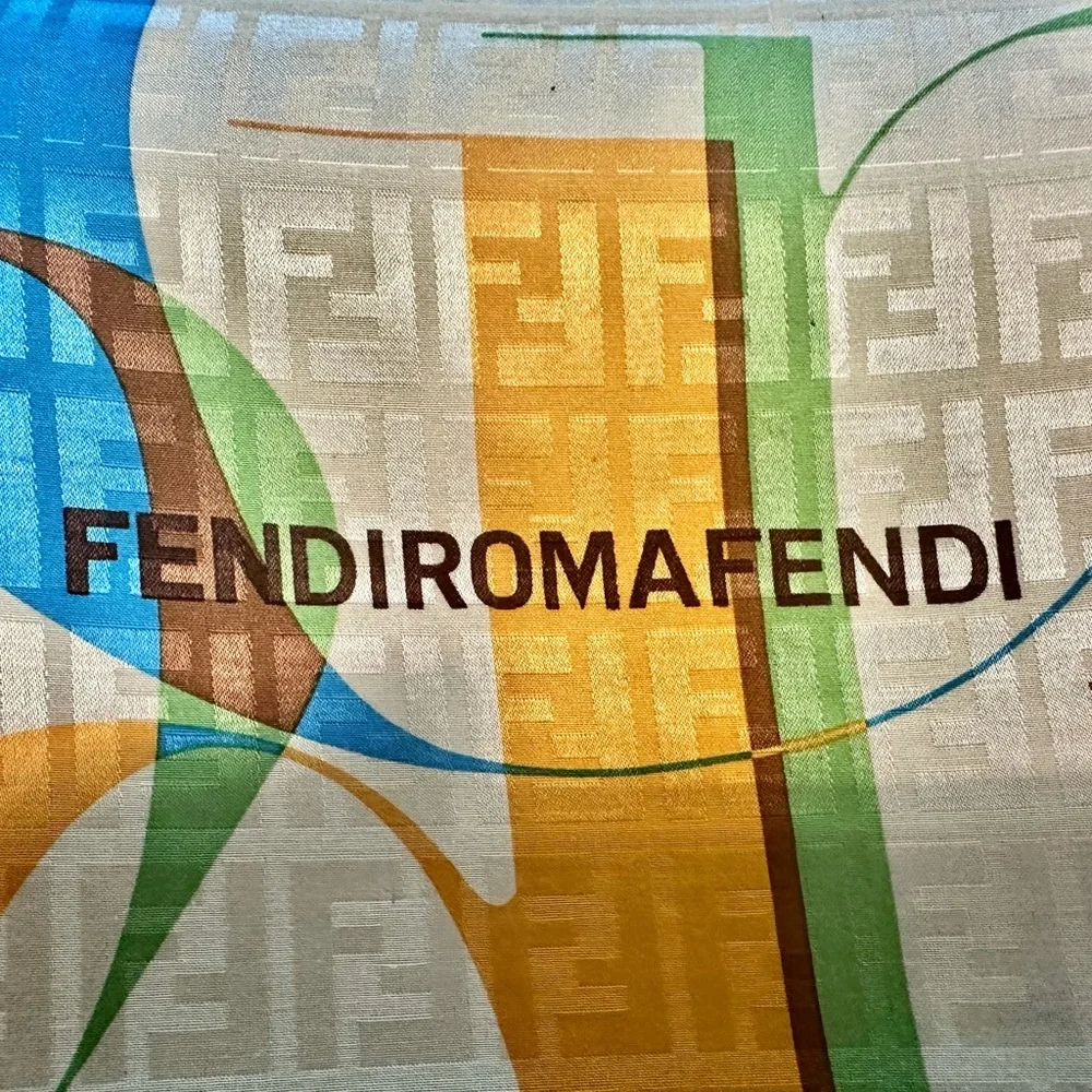 Fendi scarf silk used 1x in run way showing. In new condition. With a fee gift.